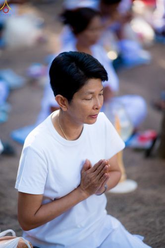 ภาพ No.290054:วันที่ 6 มกราคม พ.ศ. 2569 พิธีจุดประทีปถวายเป็นพุทธบูชา และบูชาธรรมมหาปูชนียาจารย์ (ภาพชุดที่ 2) ณ อนุสรณ์สถานมหาวิหารพระมงคลเทพมุนี (โลตัสแลนด์) อ.สองพี่น้อง จ.สุพรรณบุรี ในโครงการธรรมยาตรา กตัญญูบูชา มหาปูชนียาจารย์ พระมงคลเทพมุนี(สด จนฺทสโร) พระผู้ปรา