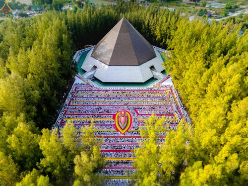 ภาพ No.287935:วันที่ 3 มกราคม พ.ศ. 2569 พิธีต้อนรับพระธรรมยาตรา ครั้งที่ 2 (ภาพชุดที่ 2) ในโครงการธรรมยาตรา กตัญญูบูชา มหาปูชนียาจารย์ พระมงคลเทพมุนี(สด จนฺทสโร) พระผู้ปราบมาร อนุสรณ์สถาน 7 แห่ง ปีที่ 14 ณ อนุสรณ์สถานมหาวิหารพระมงคลเทพมุนี (โลตัสแลนด์) อ.สองพี่น้อง จ.