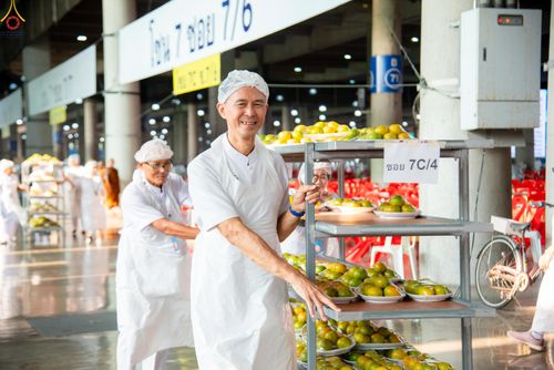 ภาพ No.325715:วันที่ 22 เมษายน พ.ศ.2569(วันคุ้มครองโลก) งานถวายมหาสังฆทาน 40,000 กว่าวัดทั่วประเทศ เจ้าหน้าที่ สาธุชน ร่วมใจจัดเตรียมภัตตาหารเพล (ชุด 2)