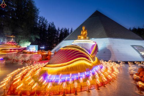 ภาพ No.290272:วันที่ 6 มกราคม พ.ศ. 2569 พิธีจุดประทีปถวายเป็นพุทธบูชา และบูชาธรรมมหาปูชนียาจารย์ (ภาพชุดที่ 2) ณ อนุสรณ์สถานมหาวิหารพระมงคลเทพมุนี (โลตัสแลนด์) อ.สองพี่น้อง จ.สุพรรณบุรี ในโครงการธรรมยาตรา กตัญญูบูชา มหาปูชนียาจารย์ พระมงคลเทพมุนี(สด จนฺทสโร) พระผู้ปรา