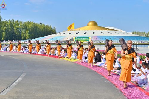 ภาพ No.304783:วันที่ 25 มกราคม พ.ศ. 2569 พิธีต้อนรับพระธรรมยาตรา (ภาพชุดที่ 2) รร.สามัคคีราษฏร์บำรุง-วัดพระธรรมกาย ในโครงการธรรมยาตรา กตัญญูบูชา มหาปูชนียาจารย์ พระมงคลเทพมุนี(สด จนฺทสโร) พระผู้ปราบมาร อนุสรณ์สถาน 7 แห่ง ปีที่ 14