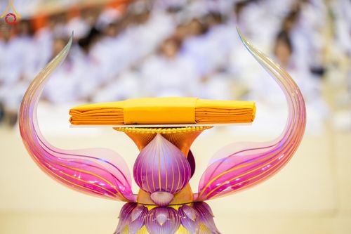 ภาพ No.177670:พิธีตักบาตรและพิธีบูชาข้าวพระ ในวันอาทิตย์ต้นเดือนที่ 1 ธันวาคม พ.ศ. 2567 ณ สภาธรรมกายสากล วัดพระธรรมกาย