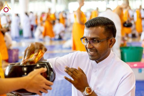 ภาพ No.256864:วันที่ 5 ตุลาคม พ.ศ. 2568 พิธีตักบาตร ข้าวสารอาหารแห้ง ณ บ้านแก้วเรือนทองคุณยายฯ สภาธรรมกายสากล วัดพระธรรมกาย