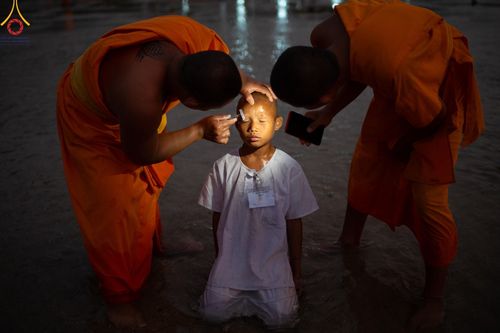 ภาพ No.63369:Photo Story  มหัศจรรย์วัดดงดินแดง Episode 1  พิธีปลงผมนาคธรรมทายาท  ในโครงการบรรพชาอุปสมบทหมู่ ฟื้นฟูพระพุทธศาสนาทั่วไทย วัดดงดินแดง ณ ลำน้ำแม่ตื่น อ.อมก๋อย จ.เชียงใหม่ วันที่ 2 เมษายน พ.ศ. 2567