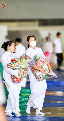 ภาพ No.139159:พิธีตักบาตร , พิธีบูชาข้าวพระ ณ ห้องแก้วสารพัด 1 สภาธรรมกายสากล วัดพระธรรมกาย วันอาทิตย์ต้นเดือนที่ 2 มิถุนายน พ.ศ. 2567