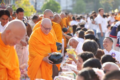 ภาพ No.235246:วันอาทิตย์ที่ 27 กรกฎาคม พ.ศ. 2568 พิธีตักบาตรพระ1,000 รูป ทำบุญเมืองพัทลุง ประธานสงฆ์ พระปริยัติวชิโรดม  เจ้าคณะจังหวัดพัทลุง ประธานฆราวาส นายรัฐศาสตร์ ชิดชู  ผู้ว่าราชการจังหวัดพัทลุง