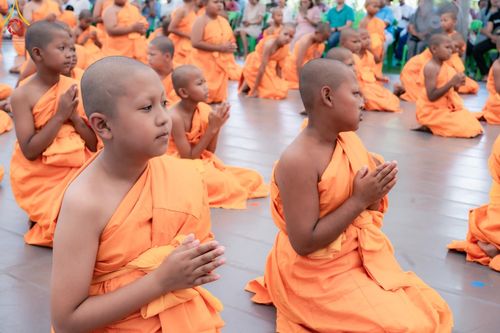 ภาพ No.133537:พิธีขอขมารับผ้าไตร, พิธีบรรพชาสามเณร, สามเณรออกบิณฑบาต ในโครงการบรรพชาสามเณร ฟื้นฟูพระพุทธศาสนาทั่วไทย  ณ ศูนย์ปฏิบัติธรรม และอบรมเยาวชนเมืองยะลา วันที่ 3 เมษายน พ.ศ. 2567