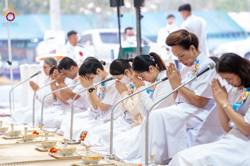 ภาพ No.198418:พิธีถวายภัตตาหารเป็นสังฆทาน แด่พระธรรมยาตรา ณ อนุสรณ์สถานบางปลา วัดบางปลา อำเภอบางเลน จังหวัดนครปฐม ในโครงการธรรมยาตรา กตัญญูบูชา มหาปูชนียาจารย์ พระมงคลเทพมุนี(สด จนฺทสโร) พระผู้ปราบมาร อนุสรณ์สถาน 7 แห่ง ปีที่ 13 วันที่ 20 มกราคม พ.ศ. 2568