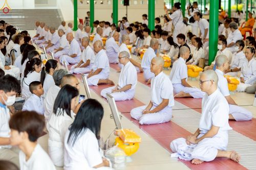 ภาพ No.228953:วันเสาร์ที่ 14 มิถุนายน พ.ศ. 2568 พิธีเวียนประทักษิณ , พิธีขอขมารับผ้าไตร ในโครงการบรรพชาอุปสมบทหมู่ ผู้บริหารรุ่นที่ 15 และ อุดมศึกษา รุ่นที่ 52 ณ โบสถ์พระไตรปิฎก วัดพระธรรมกาย