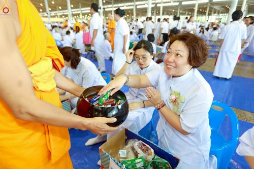 ภาพ No.263962:วันอาทิตย์ที่ 2 พฤศจิกายน พ.ศ. 2568 พิธีตักบาตรอาทิตย์ต้นเดือน ณ บ้านแก้วเรือนทองคุณยายฯ วัดพระธรรมกาย