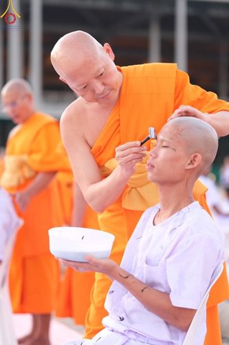ภาพ No.180090:พิธีปลงผมนาคธรรมทายาท ในโครงการอุปสมบทหมู่ บูชาธรรมมหาปูชนียาจารย์ (ศูนย์อบรมวัดพระธรรมกาย) วันที่ 1 ธันวาคม พ.ศ. 2567 ณ ลานธรรมหารัตนวิหารคด วัดพระธรรมกาย จ.ปทุมธานี