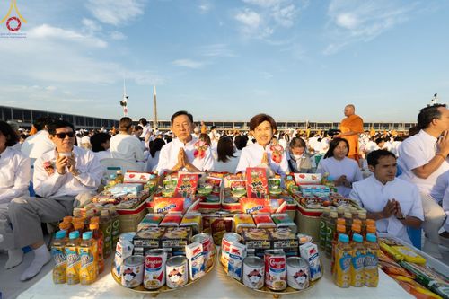 ภาพ No.187829:พิธีตักบาตรฉลองพระใหม่ ต้อนรับพุทธศักราช 2568 ณ ลานธรรมพระมหาธรรมกายเจดีย์ วัดพระธรรมกาย จ.ปทุมธานี วันที่ 1 มกราคม พ.ศ. 2568