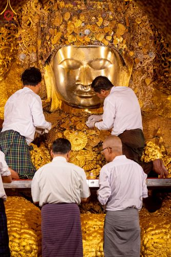 ภาพ No.220397:วันที่ 17 เมษายน พ.ศ. 2568 ผู้แทนวัดพระธรรมกาย ลงพื้นที่เยียวยา ซับน้ำตาเหยื่อแผ่นดินไหวมัณฑะเลย์