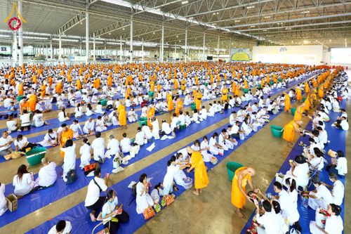 ภาพ No.223435:วันวิสาขบูชา วันอาทิตย์ที่ 11 พฤษภาคม พ.ศ. 2568 พิธีตักบาตร และปฎิบัติธรรม ณ สภาธรรมกายสากล วัดพระธรรมกาย