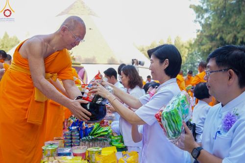ภาพ No.107470:พิธีตักบาตรพระธรรมยาตราฯ ในโครงการธรรมยาตรากตัญญูบูชา มหาปูชนียาจารย์ พระมงคลเทพมุนี(สด จนฺทสโร) พระผู้ปราบมาร ปีที่ 12 ณ อนุสรณ์สถานมหาวิหารพระมงคลเทพมุนี อ.สองพี่น้อง จ.สุพรรณบุรี วันที่ 7 มกราคม พ.ศ. 2567