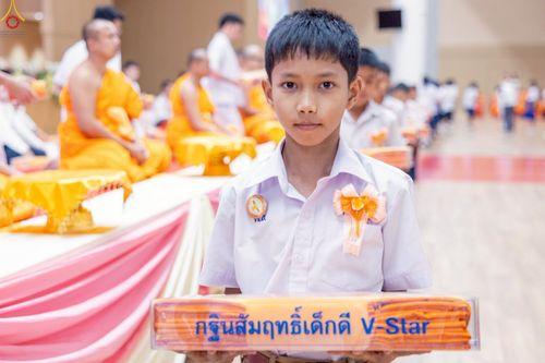 ภาพ No.246011:วันเสาร์ที่ 13 กันยายน พ.ศ. 2568 พิธีมอบผ้าไตรประธานกฐินสัมฤทธิ์เด็กดี V-Star ณ สภาธรรมกายสากล วัดพระธรรมกาย