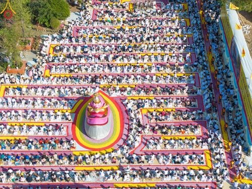 ภาพ No.193352:พิธีต้อนรับพระธรรมยาตรา ณ อนุสรณ์สถาน สถานที่เกิดในเพศสมณะ วัดสองพี่น้อง อำเภอสองพี่น้อง จังหวัดสุพรรณบุรี ในโครงการธรรมยาตรา กตัญญูบูชา มหาปูชนียาจารย์ พระมงคลเทพมุนี(สด จนฺทสโร) พระผู้ปราบมาร อนุสรณ์สถาน 7 แห่ง ปีที่ 13 วันที่ 11 มกราคม พ.ศ. 2568
