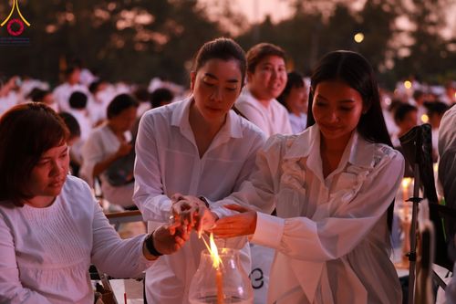 ภาพ No.109668:พิธีจุดประทีปถวายเป็นพุทธบูชา และบูชาธรรมมหาปูชนียาจารย์ วันที่ 10 มกราคม พ.ศ. 2567 ณ อนุสรณ์สถานคลองบางนางแท่น อ.สามพราน จ.นครปฐม