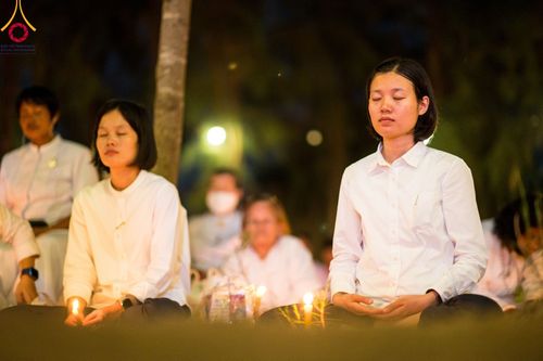 ภาพ No.107211:พิธีจุดประทีปถวายเป็นพุทธบูชา และบูชาธรรมมหาปูชนียาจารย์ ในโครงการธรรมยาตรากตัญญูบูชา มหาปูชนียาจารย์ พระมงคลเทพมุนี(สด จนฺทสโร) พระผู้ปราบมาร  อนุสรณ์สถาน 7 แห่ง ปีที่ 12  วันที่ 6 มกราคม พ.ศ. 2567 ณ อนุสรณ์สถานมหาวิหารพระมงคลเทพมุนี อ.สองพี่น้อง จ.สุพร