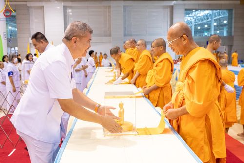 ภาพ No.159571:สัมมนาพิเศษและพิธีมอบองค์พระธรรมกาย 2,000 องค์ ณ ห้องแก้วสารพัดนึก 1 วัดพระธรรมกาย วันอาทิตย์ต้นเดือนที่ 6 ตุลาคม พ.ศ. 2567