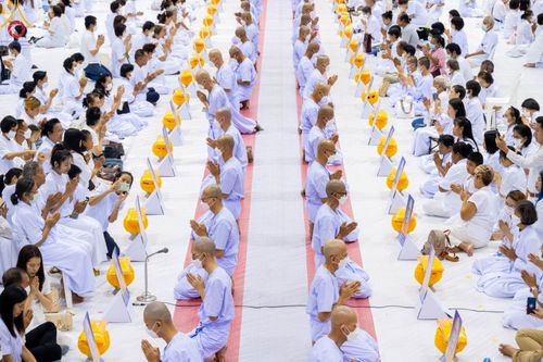 ภาพ No.101516:พิธีเวียนประทักษิณ, พิธีวันทาเจดีย์, พิธีขอขมาและมอบผ้าไตร ในโครงการอุปสมบทหมู่ รุ่นบูชาธรรมมหาปูชนียาจารย์ ณ วัดพระธรรมกาย ในวันที่ 9 ธันวาคม พ.ศ. 2566