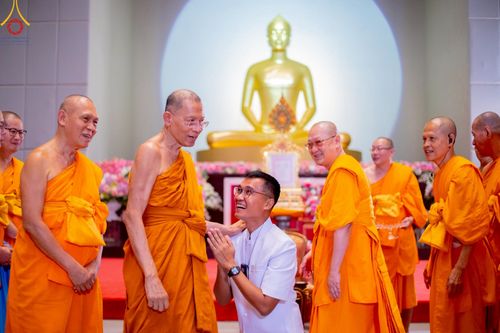 ภาพ No.214865:พิธีต้อนรับสัญญาบัตร พัดยศ พระราชวิเทศวชิรเวที (บัณฑิต วรปญฺโญ) เจ้าอาวาสวัดพระธรรมกายสกอตแลนด์ สหราชอาณาจักร ผู้ช่วยเจ้าอาวาสวัดพระธรรมกาย ณ อุโบสถพระไตรปิฏก วัดพระธรรมกาย