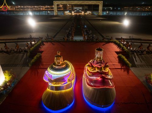 ภาพ No.202105:พิธีต้อนรับพระธรรมยาตรา ณ อนุสรณ์สถานลำดับที่ 7 สถานที่ขยายวิชชาธรรมกาย วัดพระธรรมกาย ต.คลองสาม อ.คลองหลวง จ.ปทุมธานี ในโครงการธรรมยาตรา กตัญญูบูชา มหาปูชนียาจารย์ พระมงคลเทพมุนี(สด จนฺทสโร) พระผู้ปราบมาร อนุสรณ์สถาน 7 แห่ง ปีที่ 13 วันที่ 26 มกราคม 2568