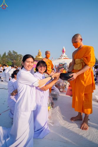 ภาพ No.110338:พิธีตักบาตรพระธรรมยาตราฯ ในโครงการธรรมยาตรากตัญญูบูชา มหาปูชนียาจารย์ พระมงคลเทพมุนี(สด จนฺทสโร) พระผู้ปราบมาร ปีที่ 12 ณ อนุสรณ์สถานลำดับที่ 2 สถานที่ตั้งมโนปณิธานบวชตลอดชีวิต อนุสรณ์สถานบางนางแท่น จ.นครปฐม วันที่ 11 มกราคม พ.ศ. 2567