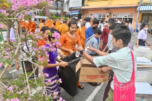 ภาพ No.85992:ตักบาตรพระนานาชาติ 10,000 รูป ใจกลางนครหาดใหญ่ จ.สงขลา วันอาทิตย์ที่ 20 สิงหาคม พ.ศ. 2566