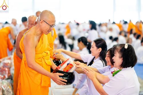 ภาพ No.207327:พิธีตักบาตร และปฏิบัติธรรมช่วงสาย ในวันมาฆบูชา วันพุธที่ 12 กุมภาพันธ์ พ.ศ. 2568 ณ วัดพระธรรมกาย จังหวัดปทุมธานี