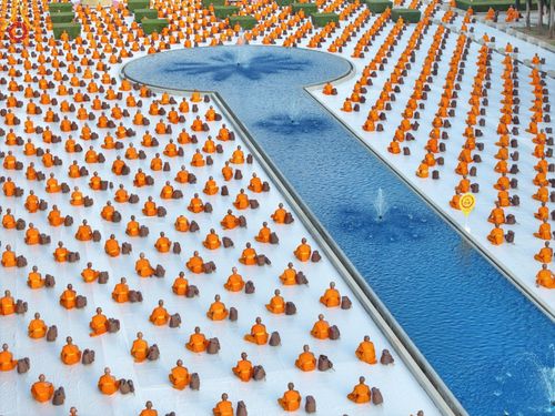 ภาพ No.187019:พระธรรมยาตราปฏิบัติธรรม และถ่ายภาพหมู่ประวัติศาสตร์ ปีที่ 13 ณ ลานทิศตะวันออก มหาวิหารพระมงคลเทพมุนี วัดพระธรรมกาย จ.ปทุมธานี วันเสาร์ที่ 28 ธันวาคม พ.ศ. 2567