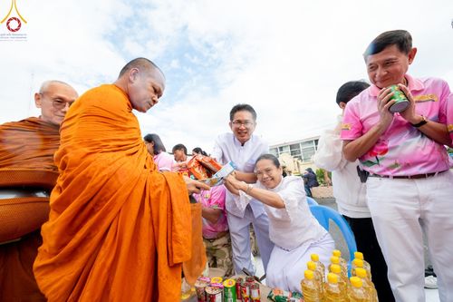 ภาพ No.150895:พิธีเจริญพระพุทธมนต์ และทำบุญตักบาตรแด่คณะสงฆ์ จำนวน 121 รูป เนื่องในโอกาสฉลองครบรอบ 120 ปี อำเภอคลองหลวง จังหวัดปทุมธานี เพื่อถวายเป็นพุทธบูชา ช่วยเหลือผู้ประสบความเดือดร้อนจากอุทกภัย และคณะสงฆ์ 323 วัด 4 จังหวัดชายแดนภาคใต้ วันเสาร์ที่ 31 สิงหาคม พ.ศ. 