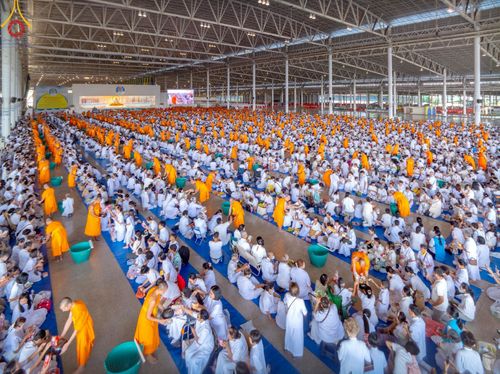 ภาพ No.222093:วันที่ 4 พฤษภาคม พ.ศ. 2568 พิธีตักบาตร เนื่องในวันอาทิตย์ต้นเดือน ณ บ้านแก้วเรือนทองคุณยายฯ วัดพระธรรมกาย