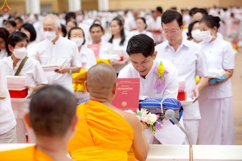 ภาพ No.228413:วันอาทิตย์ที่ 8 มิถุนายน พ.ศ. 2568 พิธีถวายทุนสนับสนุนพระไตรปิฎกฉบับธรรมชัย และอนุรักษ์คัมภีร์โบราณ ณ ห้องแก้วสารพัดนึก 2 วัดพระธรรมกาย