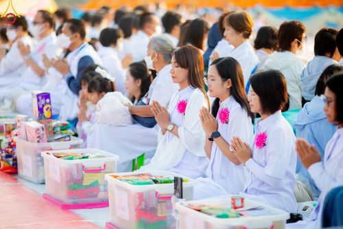 ภาพ No.201121:พิธีตักบาตรพระธรรมยาตรา ณ อนุสรณ์สถานลำดับที่ 5 สถานที่เผยแผ่วิชชาธรรมกายครั้งแรก อนุสรณ์สถานบางปลา วัดบางปลา อำเภอบางเลน จังหวัดนครปฐม ในโครงการธรรมยาตรา กตัญญูบูชา มหาปูชนียาจารย์ พระมงคลเทพมุนี(สด จนฺทสโร) พระผู้ปราบมาร อนุสรณ์สถาน 7 แห่ง ปีที่ 13