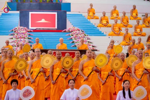 ภาพ No.237534:วันอาทิตย์ที่ 10 สิงหาคม พ.ศ.2568 พิธีมอบใบประกาศเกียรติคุณ โครงการสอบบาลี "ฉลองแชมป์" บูชาธรรม 80 ปี หลวงพ่อธัมมชโย ประจำปี 2568 และ พิธีมอบดวงแก้วสามเณรทรงบาลีไวยากรณ์ ณ สภาธรรมกายสากล วัดพระธรรมกาย ปทุมธานี