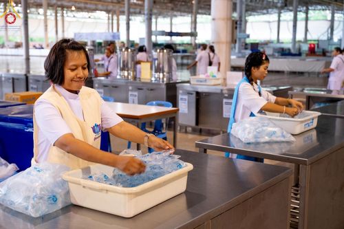 ภาพ No.136658:พิธีตักบาตร พิธีบูชาข้าวพระ ในวันอาทิตย์ต้นเดือนที่ 5 พฤษภาคม พ.ศ. 2567 ณ วัดพระธรรมกาย จ.ปทุมธานี