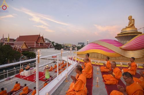ภาพ No.201664:พิธีจุดประทีปถวายเป็นพุทธบูชา และบูชาธรรมมหาปูชนียาจารย์ ณ อาคารธรรมยาตรา กตัญญูบูชามหาปูชนียาจารย์ ตรงข้ามวัดปากน้ำภาษีเจริญ จ.กรุงเทพมหานคร ในโครงการธรรมยาตรา กตัญญูบูชา มหาปูชนียาจารย์ พระมงคลเทพมุนี(สด จนฺทสโร) พระผู้ปราบมาร อนุสรณ์สถาน 7 แห่ง