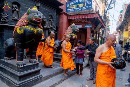 ภาพ No.213203:วันที่ 17 - 18 มีนาคม พ.ศ. 2568 คณะสงฆ์และสามเณรเดินบิณฑบาต รอบเมืองในพื้นที่ วัดสยมภูวนาถและราชวังปาตัน ณ เมืองกาฐมาณฑุ ประเทศเนปาล