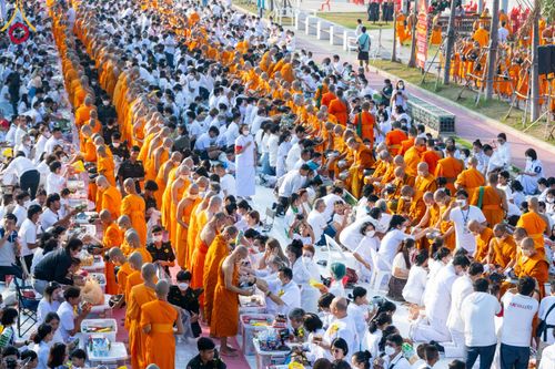 ภาพ No.101913:ตักบาตรพระ 10,000 รูป เติมบุญให้แผ่นดิน เนื่องในโอกาส 192 ปี จังหวัดกาญจนบุรี หนึ่งในโครงการตักบาตรพระ 2,000,000 รูป  77 จังหวัดทุกวัดทั่วไทย วันจันทร์ที่ 11 ธันวาคม พ.ศ. 2566 บริเวณถนนสองแคว (SKY WALK) เมืองกาญจนบุรี