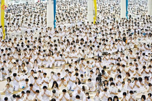 ภาพ No.89535:พิธีตักบาตร ข้าวสารอาหารแห้ง พิธีบูชาข้าวพระ และพิธีจุดเทียนใจ ไฟนิรันดร์  อนันตชัย ณ สภาธรรมกายสากล วัดพระธรรมกาย วันอาทิตย์ที่ 1 ตุลาคม พ.ศ. 2566