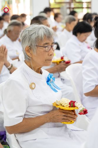 ภาพ No.160895:พิธีเจริญพระพุทธมนต์ และปิดแผ่นทองรูปเหมือน พระเดชพระคุณพระมงคลเทพมุนี (สด จนฺทสโร) พระผู้ปราบมาร จำนวน 3 องค์ วันเสาร์ที่ 5 ตุลาคม พ.ศ. 2567 ณ อาคารปลูกศรัทธา 2 (ชานชลาเดิม) วัดพระธรรมกาย อ.คลองหลวง จ.ปทุมธานี