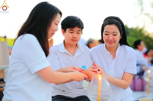ภาพ No.192853:พิธีจุดประทีปถวายเป็นพุทธบูชา และบูชาธรรมมหาปูชนียาจารย์ ณ อนุสรณ์สถานคลองบางนางแท่น อ.สามพราน จ.นครปฐม ในโครงการธรรมยาตรา กตัญญูบูชา มหาปูชนียาจารย์ พระมงคลเทพมุนี(สด จนฺทสโร) พระผู้ปราบมาร อนุสรณ์สถาน 7 แห่ง ปีที่ 13 วันที่ 10 มกราคม พ.ศ. 2568