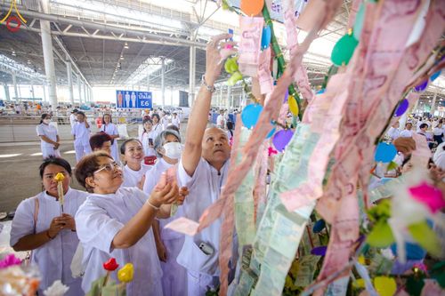 ภาพ No.167586:พิธีตักบาตรและพิธีบูชาข้าวพระ ในวันอาทิตย์ที่ 3 พฤศจิกายน พ.ศ. 2567 ณ วัดพระธรรมกาย