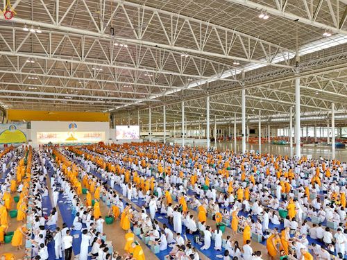 ภาพ No.240492:วันพุธที่ 27 สิงหาคม พ.ศ. 2568 พิธีตักบาตร ในวันธรรมชัย ณ วัดพระธรรมกาย จ.ปทุมธานี