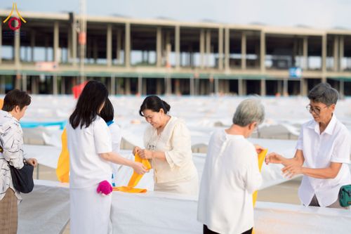 ภาพ No.217831:วันที่ 10-14 เมษายน พ.ศ. 2568 เจ้าหน้าที่อาสาสมัคร เตรียมงานวันคุ้มครองโลก ชุดที่ 2 วัดพระธรรมกาย จ.ปทุมธานี