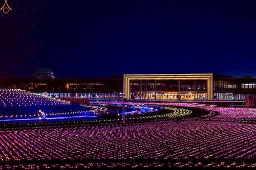 ภาพ No.224056:วันวิสาขบูชา วันอาทิตย์ที่ 11 พฤษภาคม พ.ศ. 2568 พิธีจุดวิสาขประทีป ,  พิธีเวียนประทักษิณรอบพระมหาธรรมกายเจดีย์ , พิธีฉลองชัยสวดมนต์บทธัมมจักกัปปวัตตนสูตร ครบ 7,357,000,000 จบ ณ มหารัตนวิหารคด วัดพระธรรมกาย