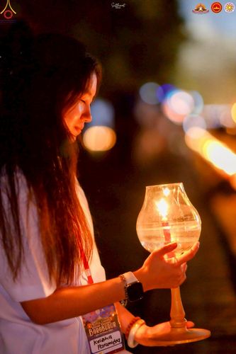 ภาพ No.224572:วันจันทร์ที่ 12 พฤษภาคม พ.ศ. 2568  ชาวพุทธในอินโดนีเซีย ร่วมฉลองวิสาขบูชาจุดประทีปกว่า 200,000 ดวง ณ พระมหาเจดีย์บรมพุทโธ  เจริญพุทธมนต์ถวาย “พระวชิรเกล้าเจ้าอยู่หัว”