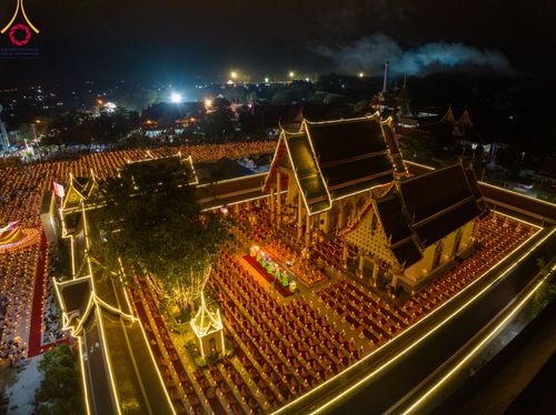 ภาพ No.112107:พิธีจุดประทีปถวายเป็นพุทธบูชา และบูชาธรรมมหาปูชนียาจารย์ พระมงคลเทพมุนี(สด จนฺทสโร) ในโครงการธรรมยาตรา กตัญญูบูชา มหาปูชนียาจารย์ พระมงคลเทพมุนี(สด จนฺทสโร) พระผู้ปราบมาร อนุสรณ์สถาน 7 แห่ง ปีที่ 12 วันที่ 14 มกราคม พ.ศ. 2567 ณ วัดสองพี่น้อง อ.สองพี่น้อง