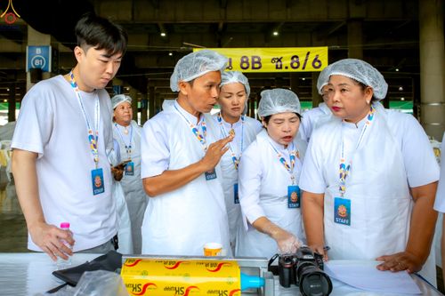 ภาพ No.325941:วันที่ 22 เมษายน พ.ศ.2569(วันคุ้มครองโลก) งานถวายมหาสังฆทาน 40,000 กว่าวัดทั่วประเทศ เจ้าหน้าที่ สาธุชน ร่วมใจจัดเตรียมภัตตาหารเพล (ชุด 2)